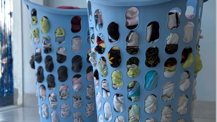 Dois cestos de 40 litros cheios de roupa, a medida usada na LavMania