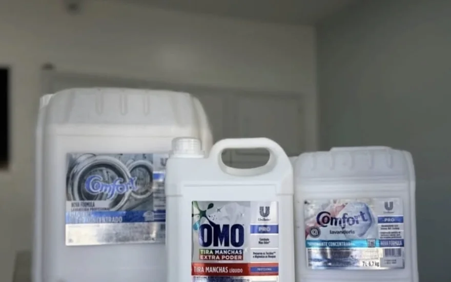 Galões profissionais de OMO e Comfort usados na LavMania de Ilhéus
